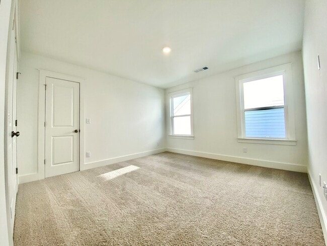 Building Photo - 643 Conifer Dr