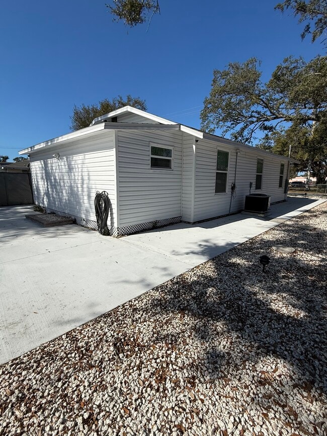 Building Photo - 1540 7th Ave E