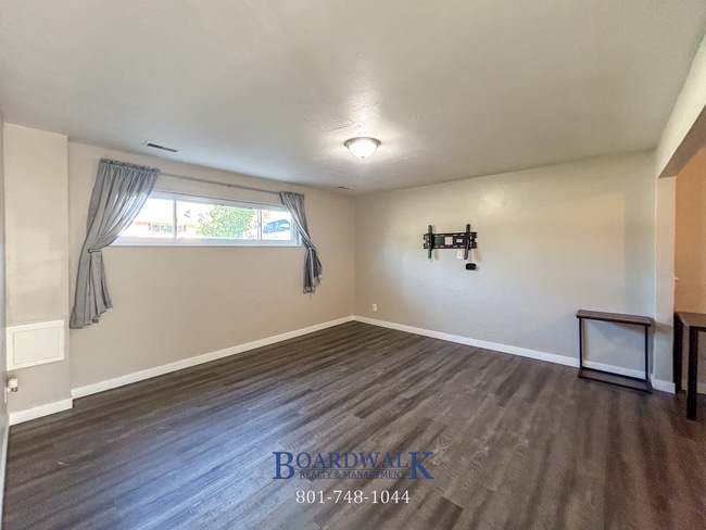 Building Photo - Spacious 4-Bed Home with In-Law