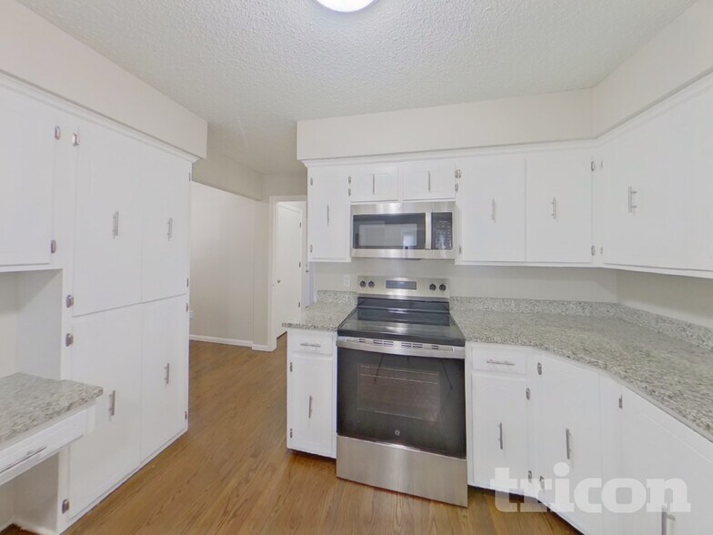 Building Photo - 931 Market St S