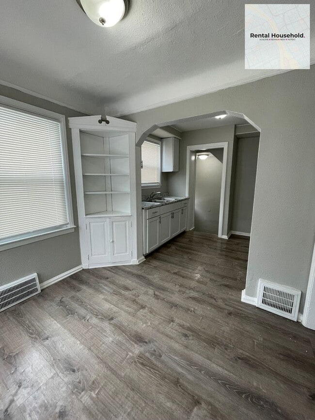 Building Photo - 3 Bedroom 1 Bath Bungalow Just $1300