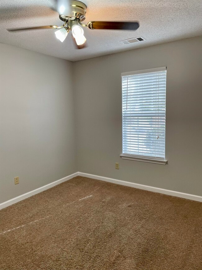 Building Photo - 95 Oakcrest Dr