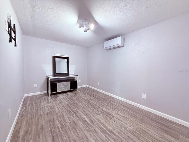 Building Photo - 4514 W Fern St