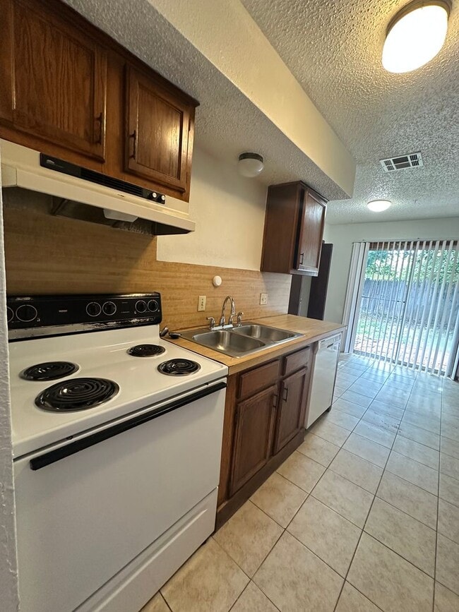 Building Photo - 2 Bedroom 1.5 Bath