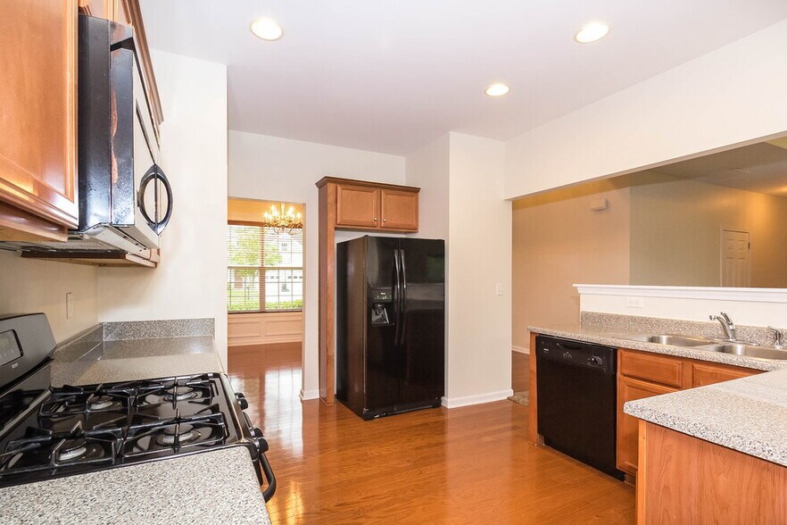 Building Photo - 250 Lantana Dr