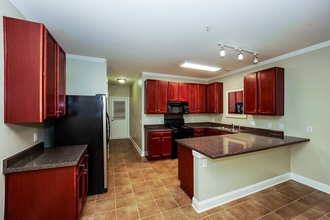 Building Photo - Available now! Lake-area living, 2 Bedroom Apartment