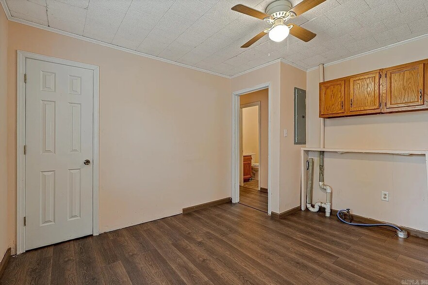 Building Photo - 323 Perry St