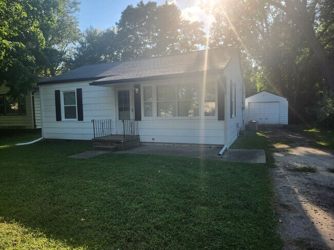 Building Photo - Beautiful remodeled 3BR, 1.5 Bth with garage and fenced backyard with newer stainless appliances