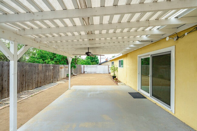 Building Photo - Beautifully Renovated 3BR/2BA Single-Story...