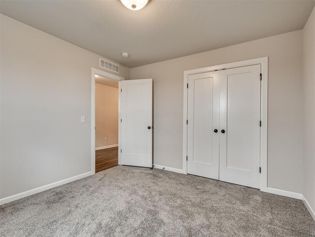 Building Photo - 915 Kings Canyon Rd