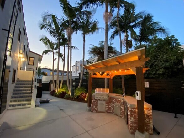 Building Photo - 1014 S Hayworth Ave