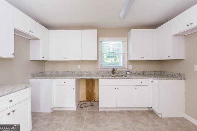 Building Photo - 418 Smyrna Powder Springs Rd SW