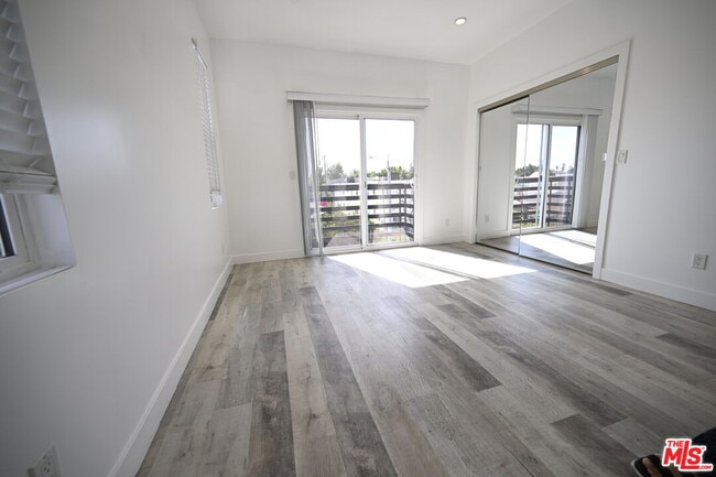 Building Photo - 644 N Manhattan Pl