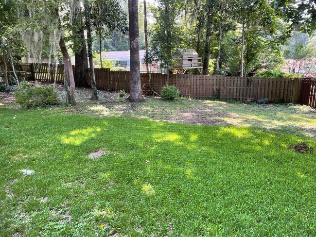 Building Photo - KILLEARN ESTATES FENCED YARD!!!