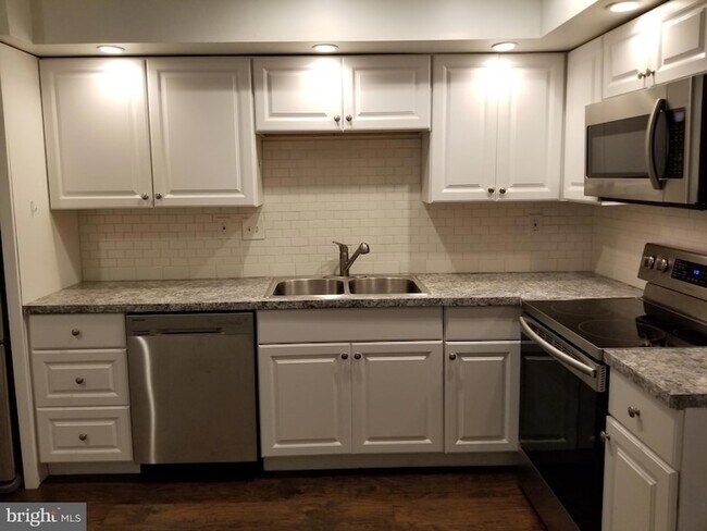 Building Photo - 1005 Worthington Dr