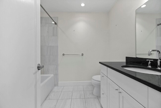 Building Photo - 32 Clarendon St