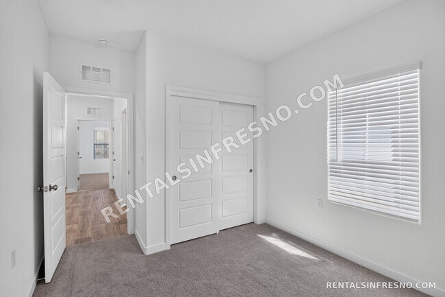 Building Photo - 3359 N Contessa Ave