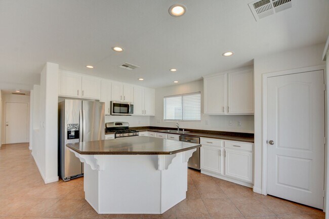 Building Photo - Fabulous 3 bed/2.5 bath two-story home in ...