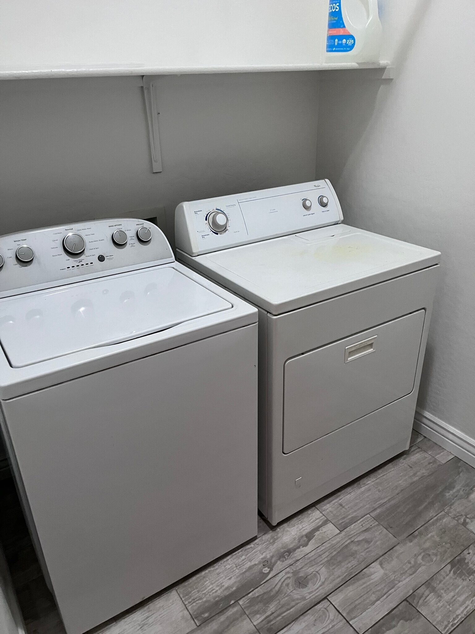 Building Photo - 221 E Arabian Dr