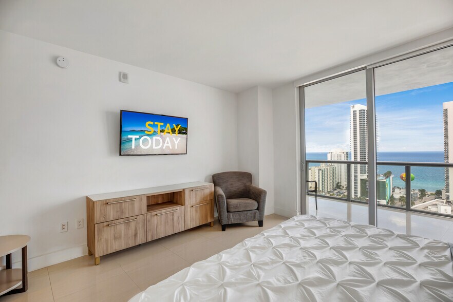 Building Photo - 2600 E Hallandale Beach Blvd