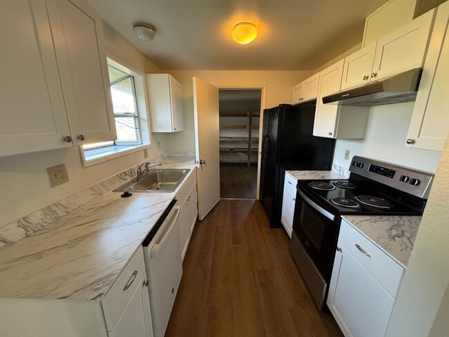 Building Photo - 3 Bedroom House in Waldport!
