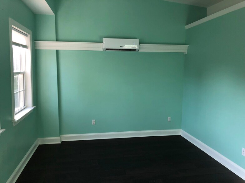 Building Photo - 1833 Thomas St