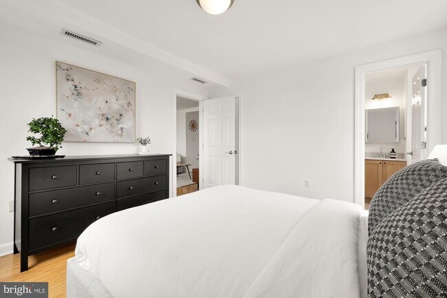 Building Photo - 1417 Newton St NW