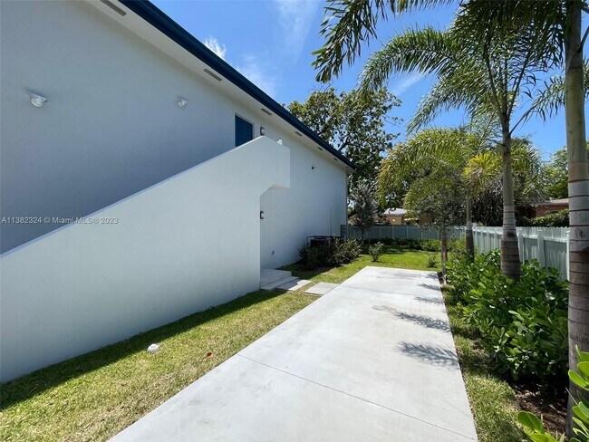 Building Photo - 4736 NW 15th Ct