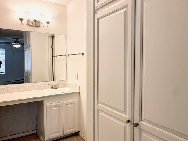 Building Photo - 2 bedroom, 1 bath, upper level unit