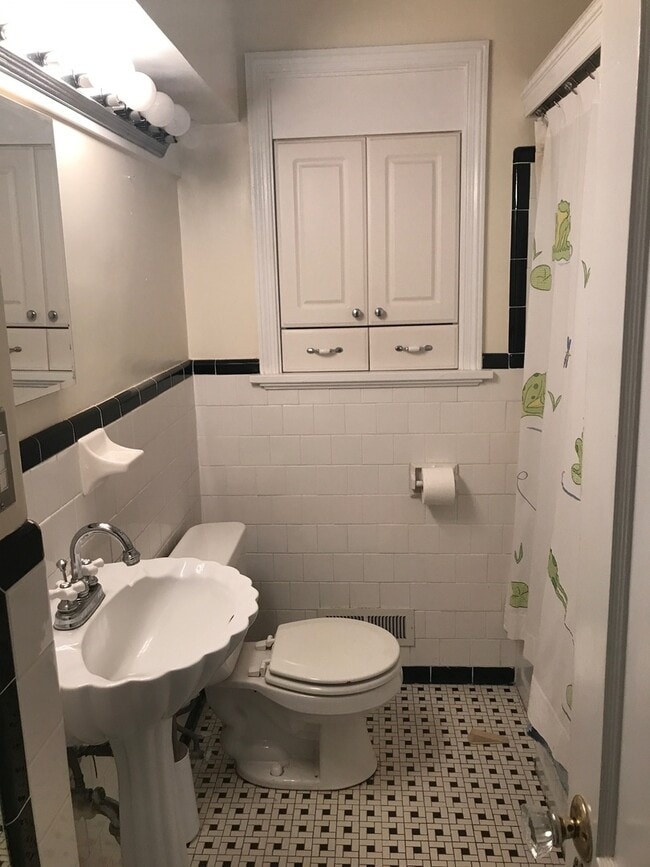 Building Photo - Beautiful 4bdrm/2.5 bath Cape-cod  located in the West End!