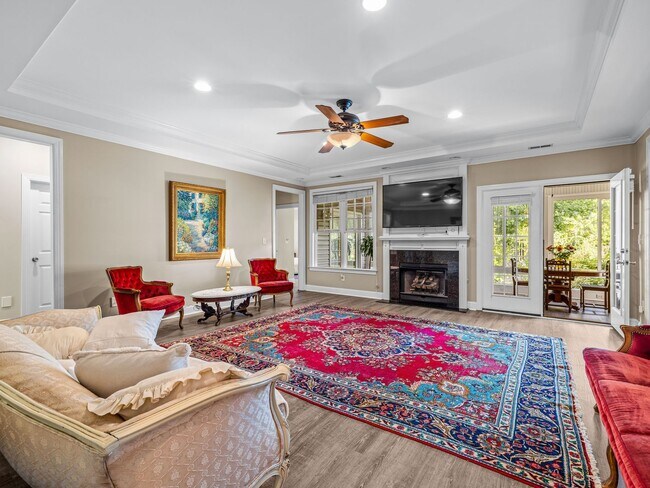 Building Photo - Beauty by the Water!