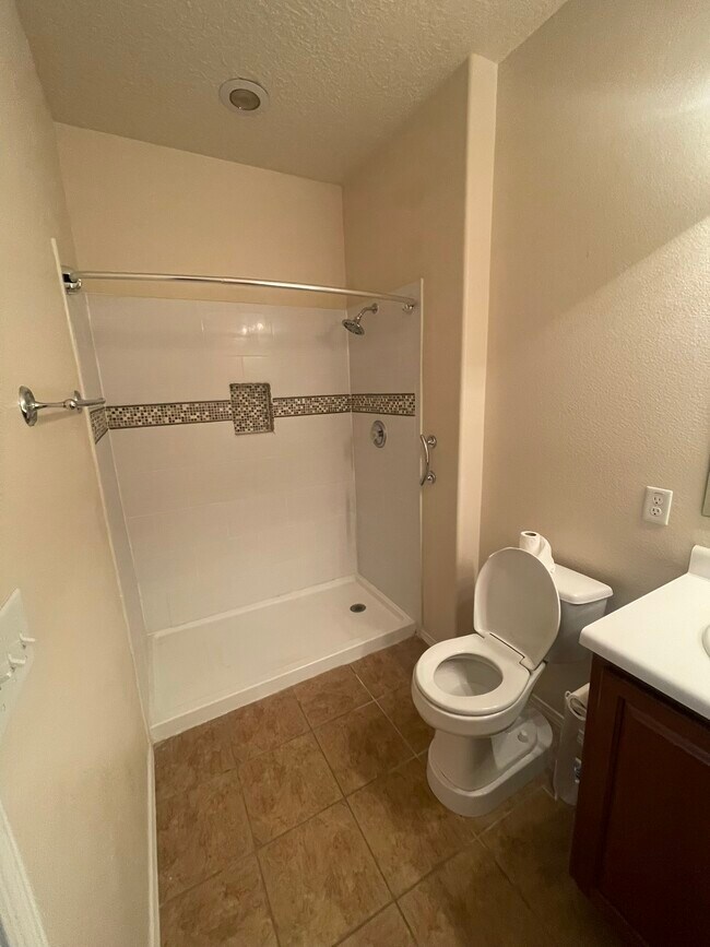 Building Photo - 2204 Delfinio Dr SE
