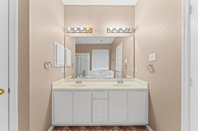 Building Photo - 1631 Mustang Crossing