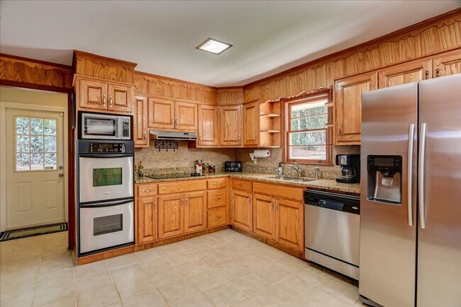 Building Photo - 3 Bedroom 2.5 Bathroom Ranch