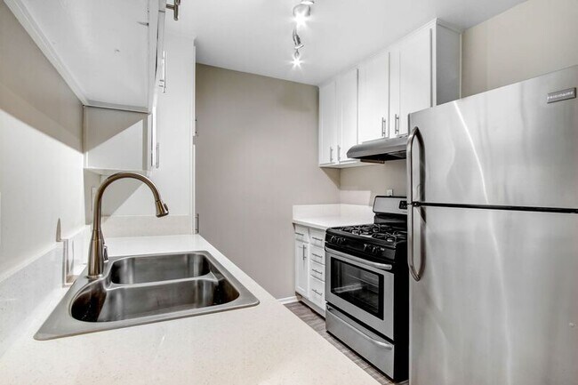 Building Photo - 514 S Catalina St