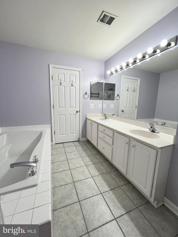 Building Photo - 22464 Maison Carree Square