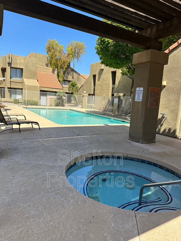 Building Photo - 1432 W Emerald Ave