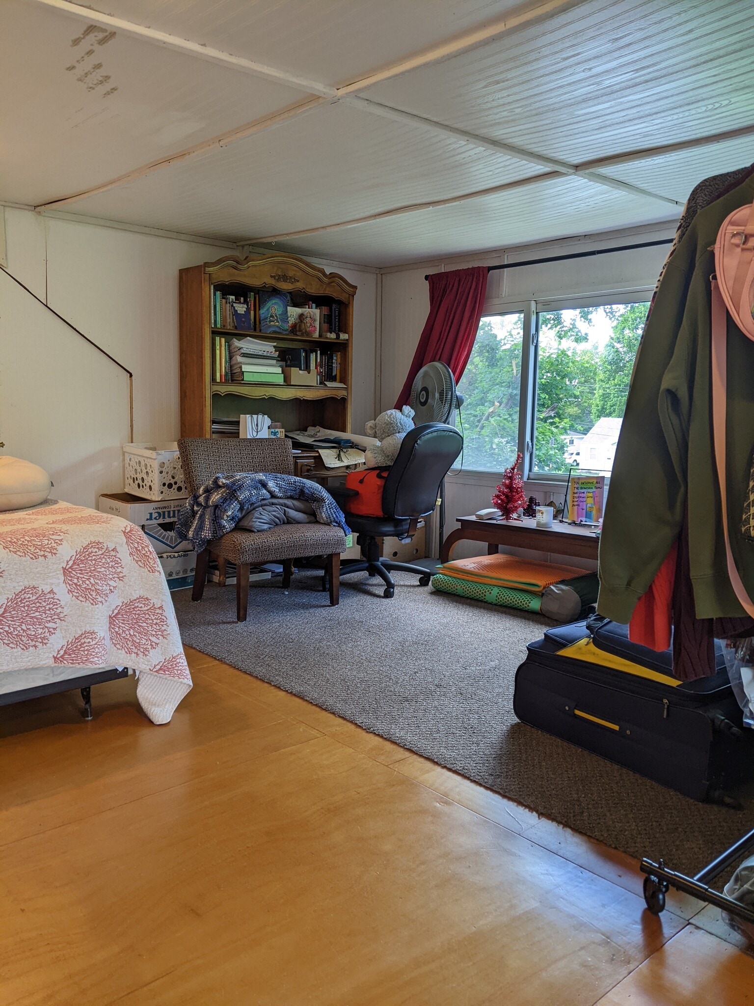 3rd floor room - 1228 W Barnes Ave