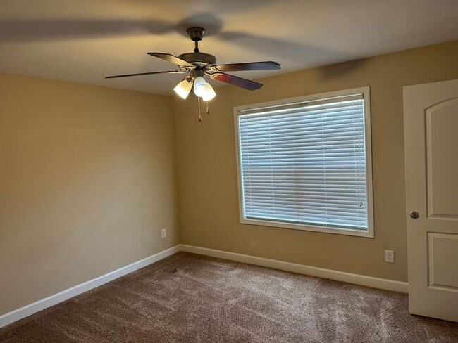 Building Photo - Nice Town Home near hospital in Concord.