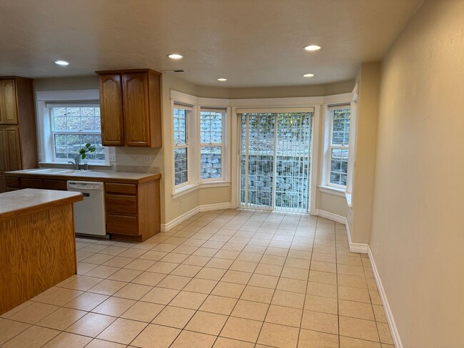 Building Photo - Beautiful large house in the South Hills!  $1,000 OFF YOUR FIRST MONTH'S RENT!