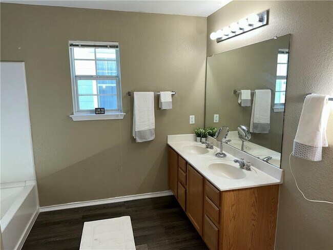 Building Photo - 1042 Dorn