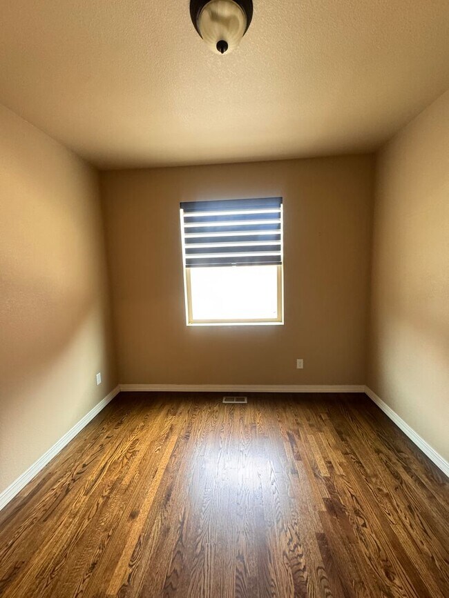 Building Photo - Gorgeous 4 Bedroom Townhome in Briargate