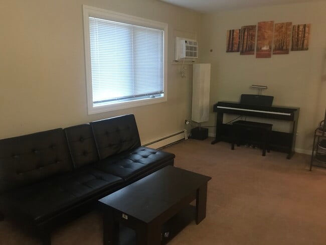 Building Photo - 1015 Oakcrest St