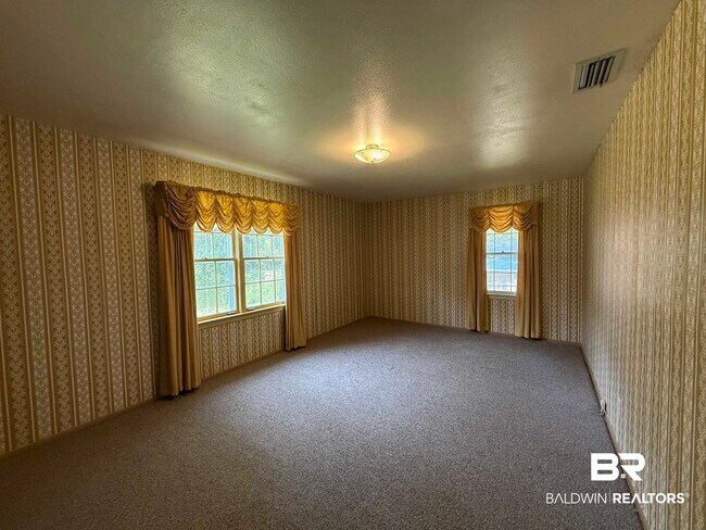 Building Photo - 110 Patrician Dr N