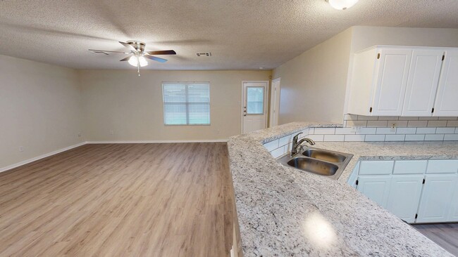 Building Photo - 2 Weeks Free Rent Move-In Special! Locatio...