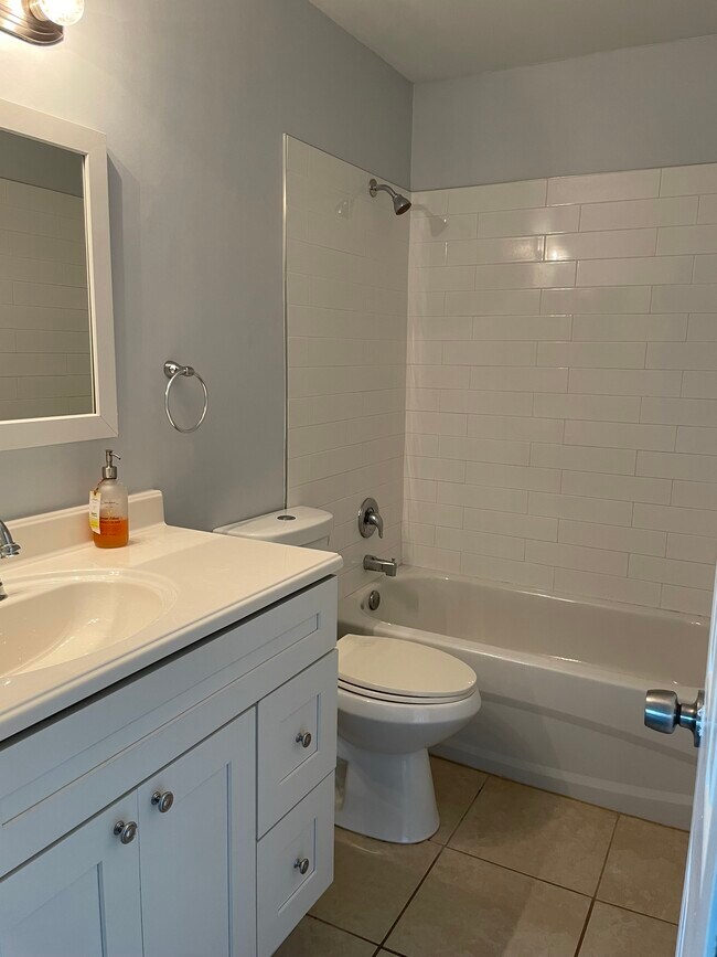 Main bathroom with modern subway tiles - 7669 SE James St
