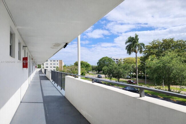 Building Photo - 950 Hillcrest Dr