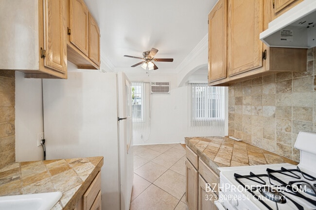 Building Photo - 710 Westmount Dr