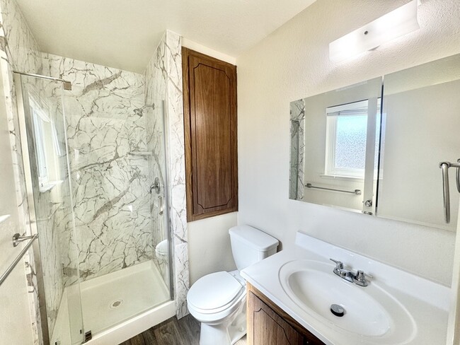 Building Photo - Beautiful 3 bedroom 2 bathroom single story!