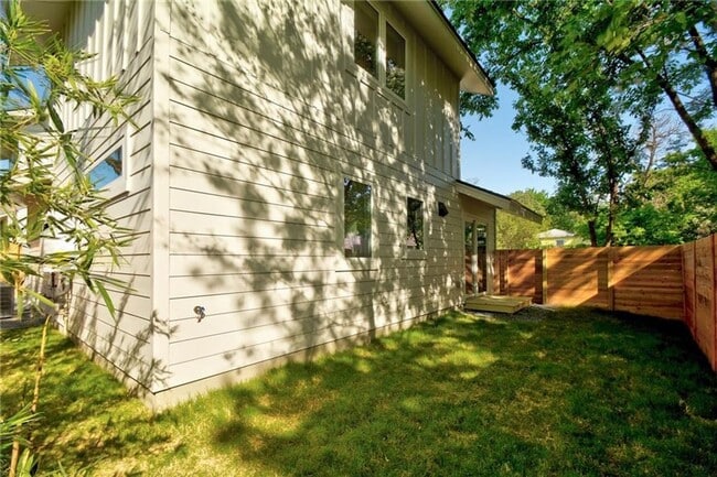 Building Photo - East Austin 2 Bed 2 Bath